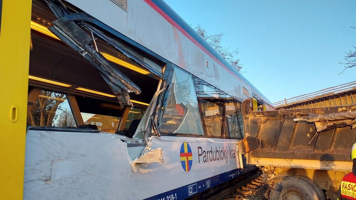 Střetu vlaku s nákladním autem si v Hrušové vyžádal několik zraněných